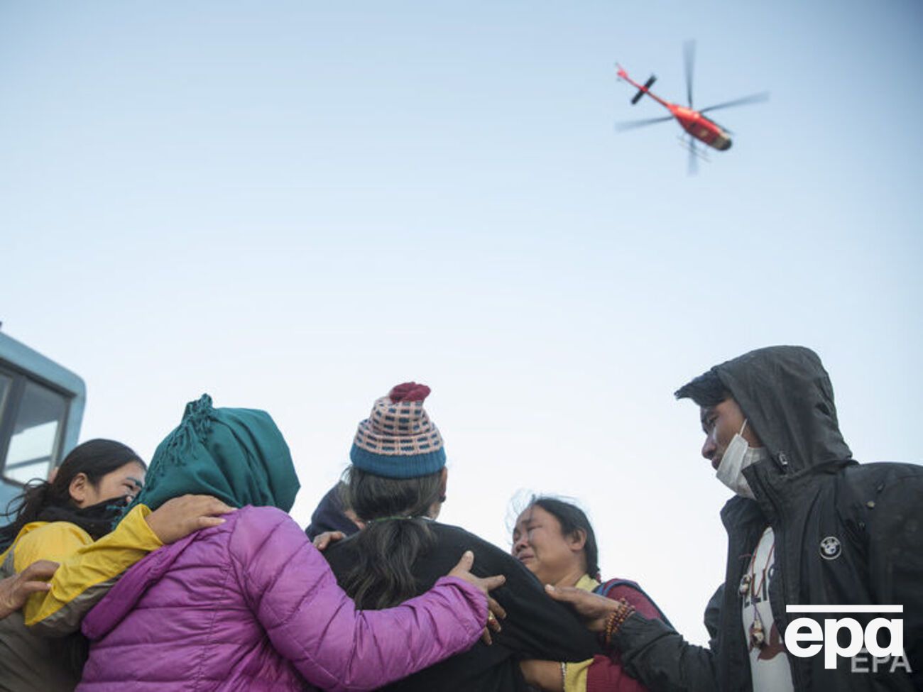 Тіла альпіністів не могли зняти раніше через негоду