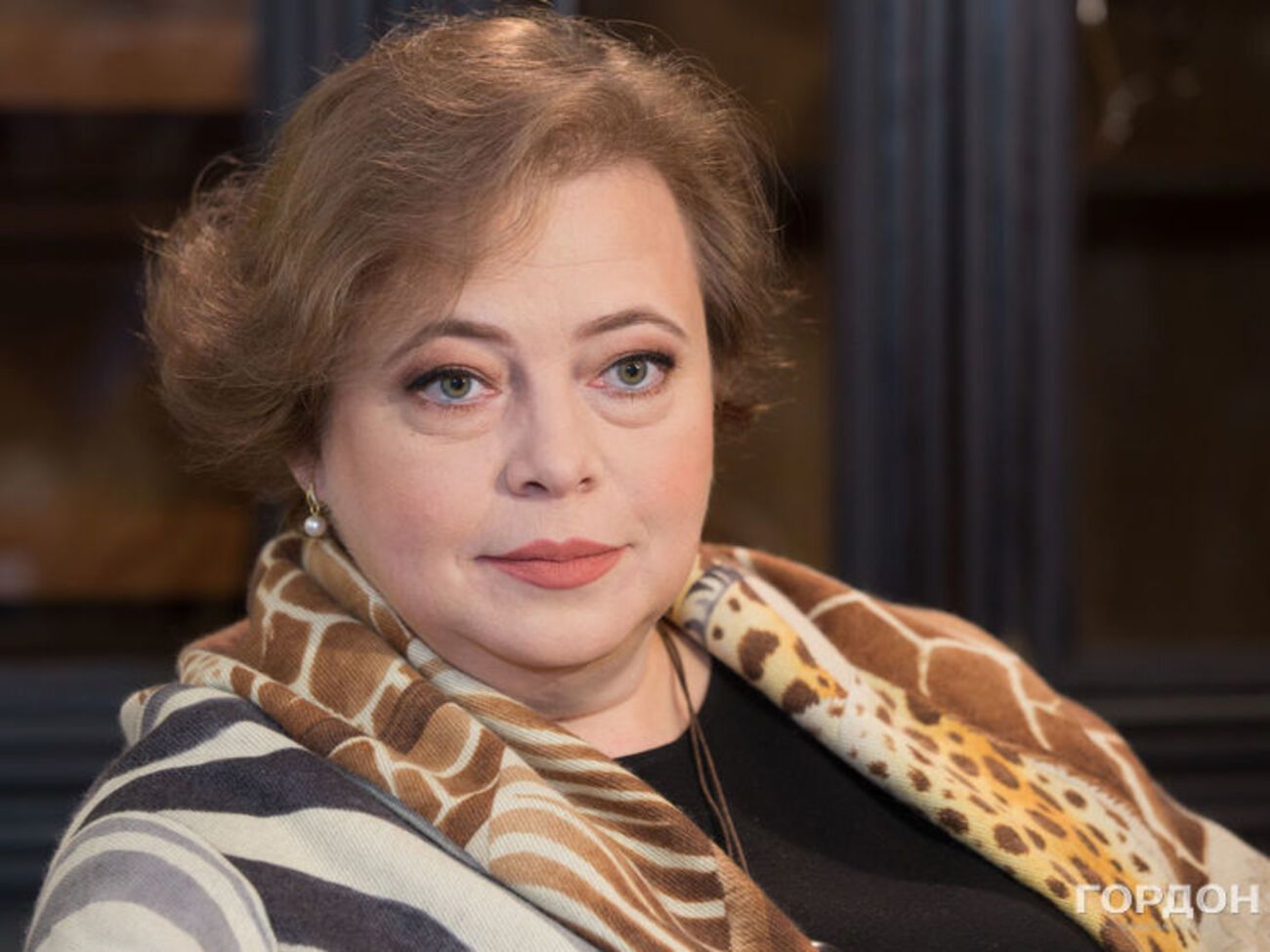 Мостова:&nbsp;У 2009-му прилетів посол Теффт і каже: мовляв, я хотів би почути ваш прогноз, що буде відбуватися у країні, вибори ж попереду... Я кажу: "На виборах переможе Янукович, але не досидить". Він не повірив жодному моєму слову&nbsp;