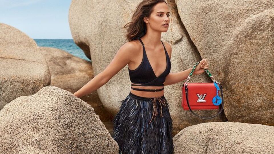 Викандер показала одежду и сумки из новой коллекции Louis Vuitton