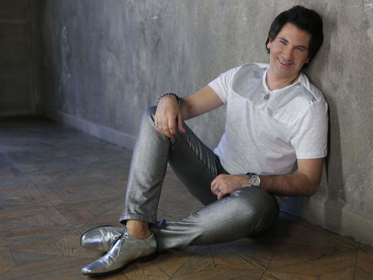 Руссо виконує поп-музику