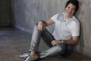 Руссо виконує поп-музику