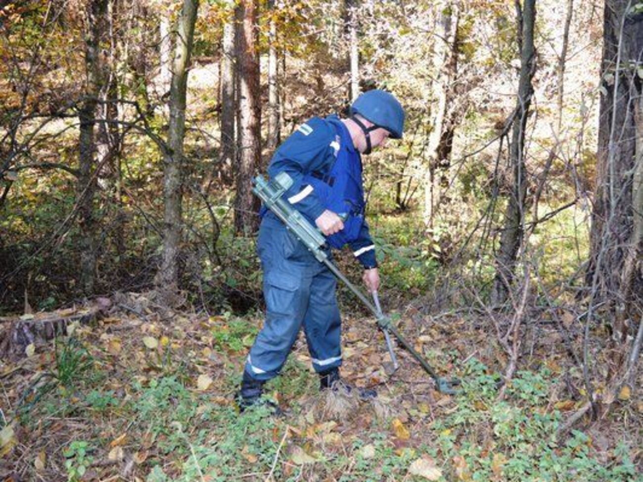 Рятувальники і далі очищають від вибухонебезпечних предметів зону навколо арсеналу боєприпасів у Чернігівській області