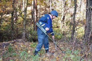 Рятувальники і далі очищають від вибухонебезпечних предметів зону навколо арсеналу боєприпасів у Чернігівській області