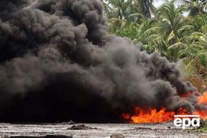 У Нігерійській національній нафтовій корпорації заявляють, що пожежа почалася через вандалів, які пошкодили трубопровід