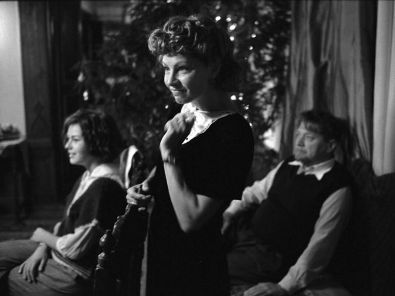 Комедийная картина "Праздник" рассказывает о привилегированной семье, живущей в блокадном Ленинграде