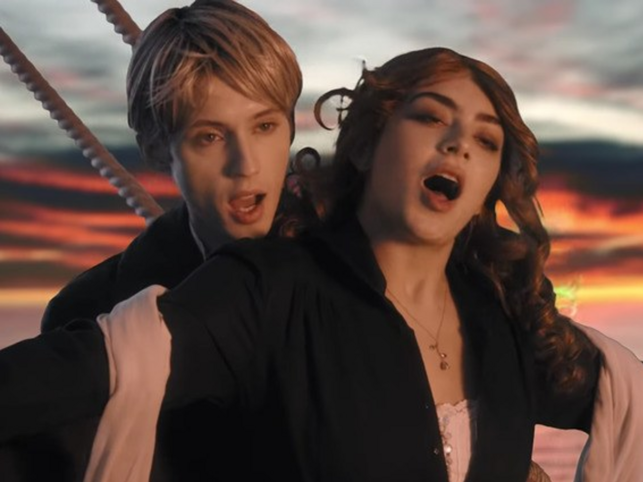 Charli XCX і Трой Сіван відтворили сцену "Титаніка"