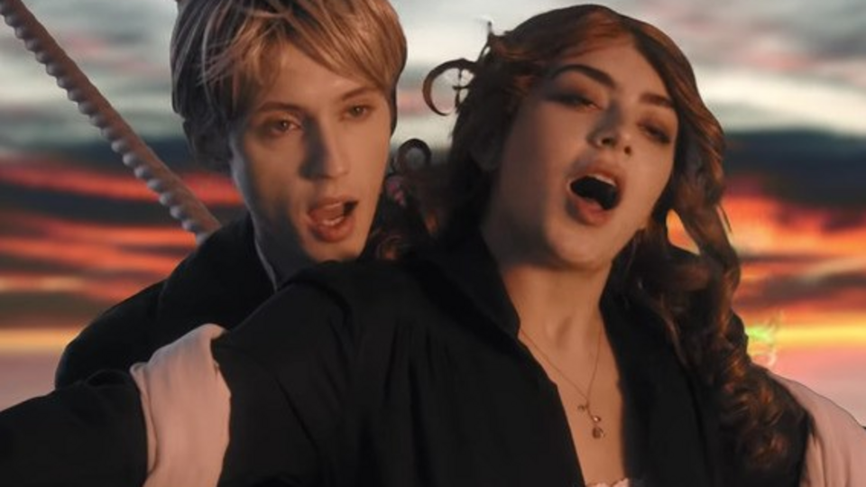 Charli XCX і Трой Сіван відтворили сцену "Титаніка"
