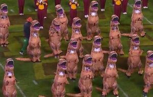 Группа поддержки надела костюмы динозавров