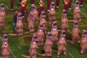 Группа поддержки надела костюмы динозавров