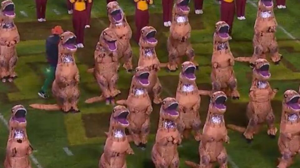 Группа поддержки надела костюмы динозавров