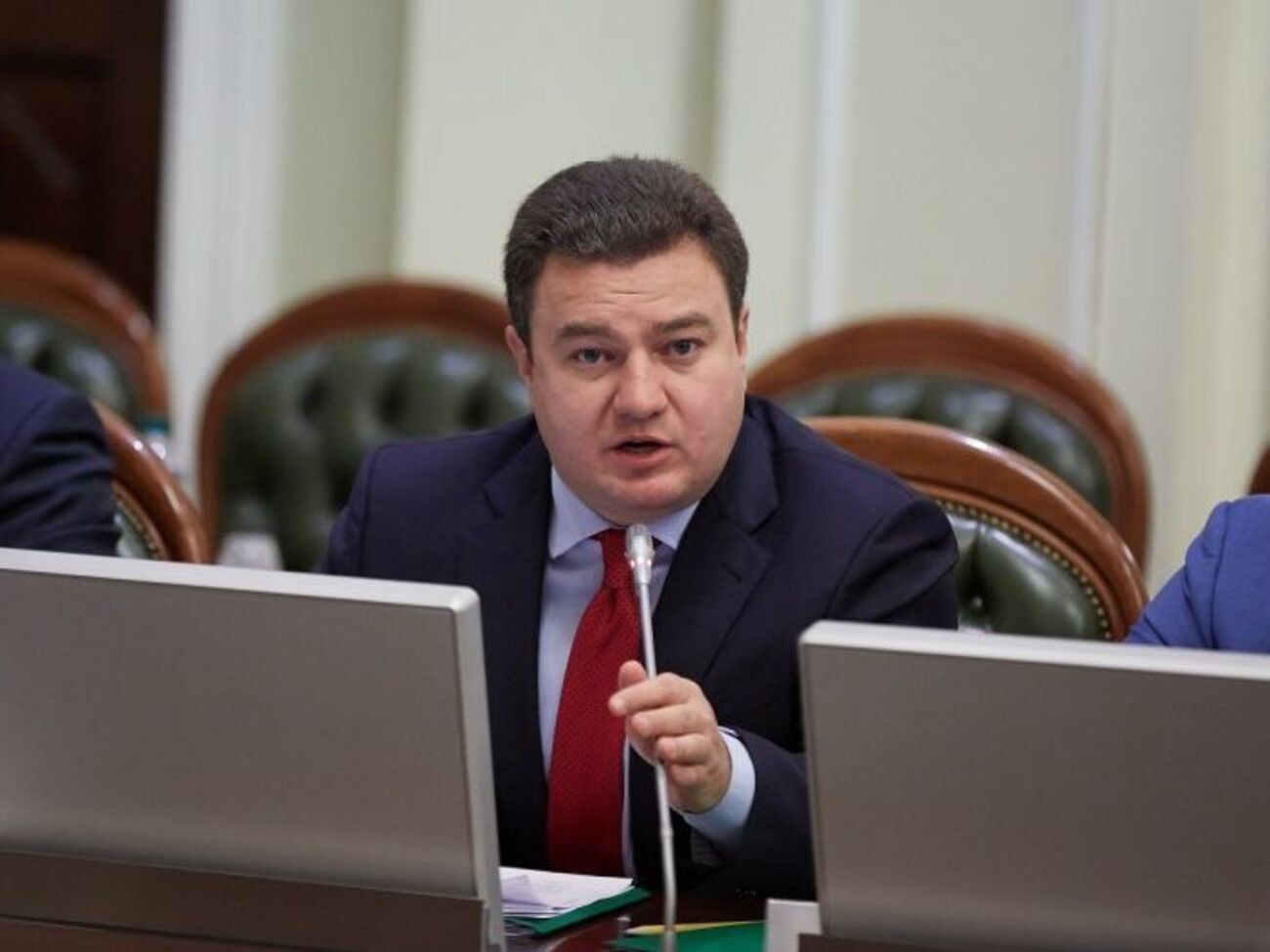 Виктор Бондарь:&nbsp;В 2017 году средняя зарплата директора в "Укрзалізниці" составила 435 тыс. грн, в планах на 2018 год&nbsp;&ndash; поднять зарплату руководству уже до 1,8 млн грн в год