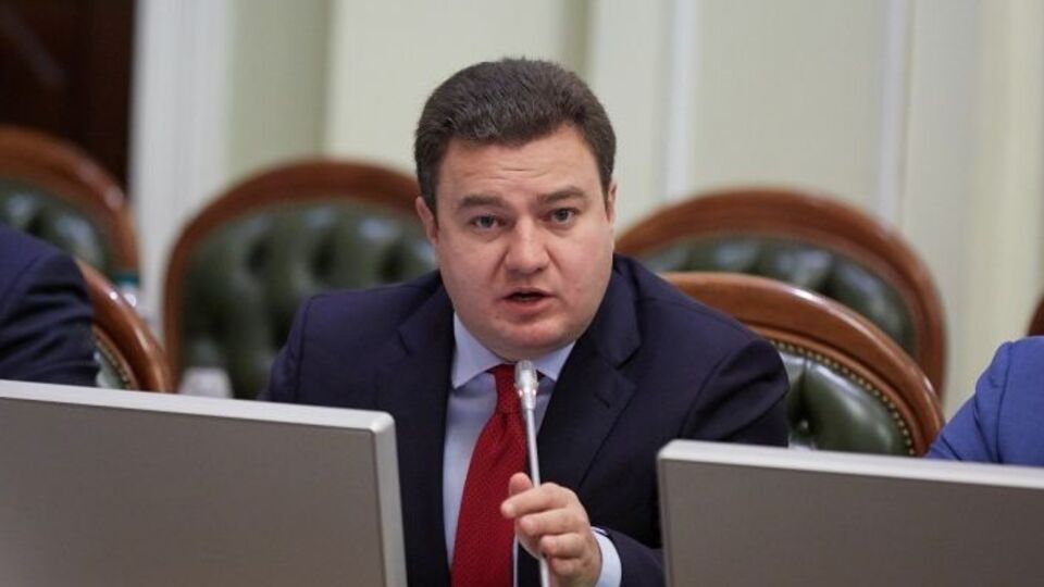 Виктор Бондарь: В 2017 году средняя зарплата директора в "Укрзалізниці" составила 435 тыс. грн, в планах на 2018 год – поднять зарплату руководству уже до 1,8 млн грн в год