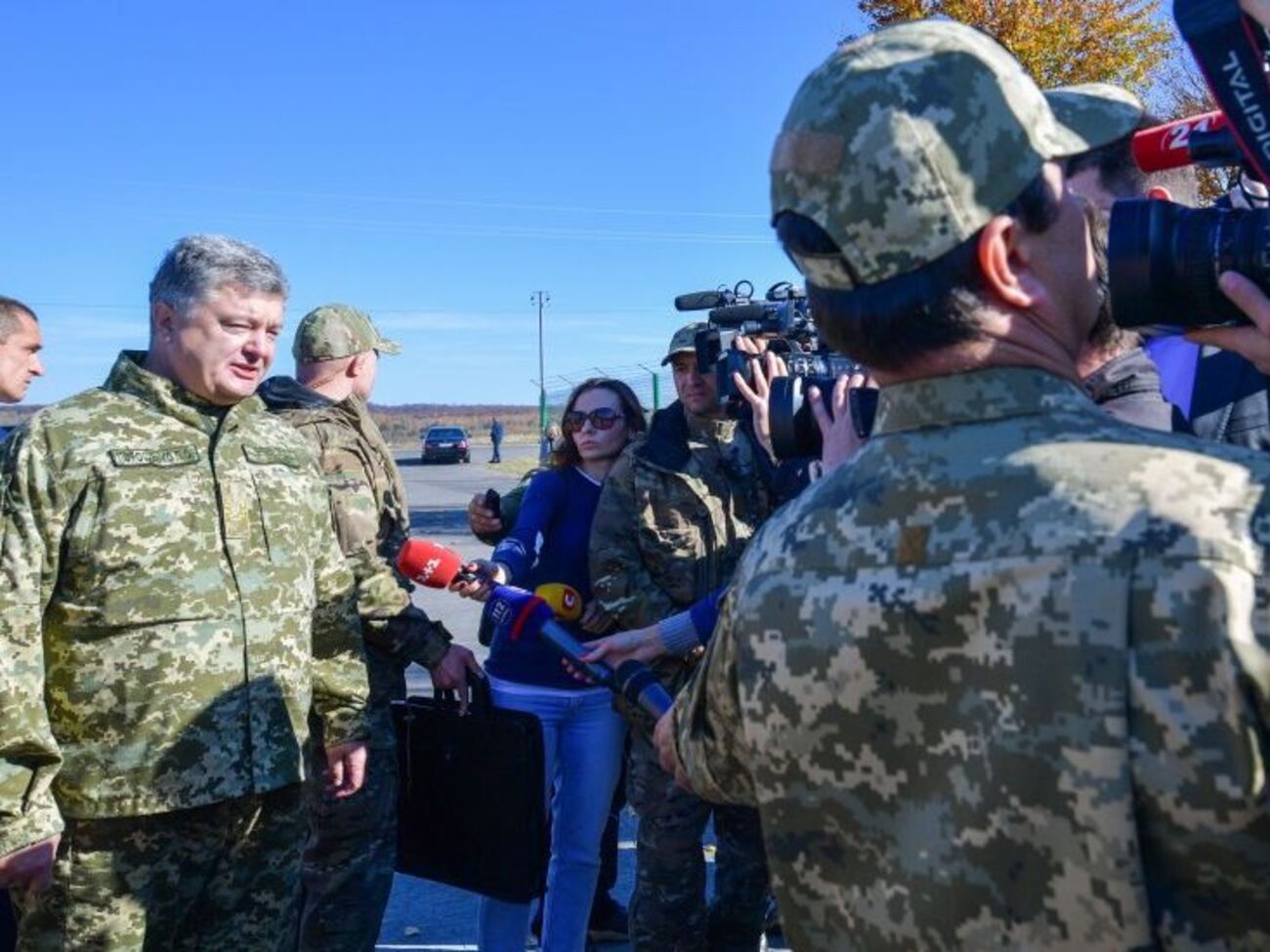 Порошенко (слева) сообщил о 16 разорванных контрактах на строительство общежитий для Минобороны