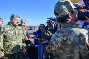 Порошенко (слева) сообщил о 16 разорванных контрактах на строительство общежитий для Минобороны