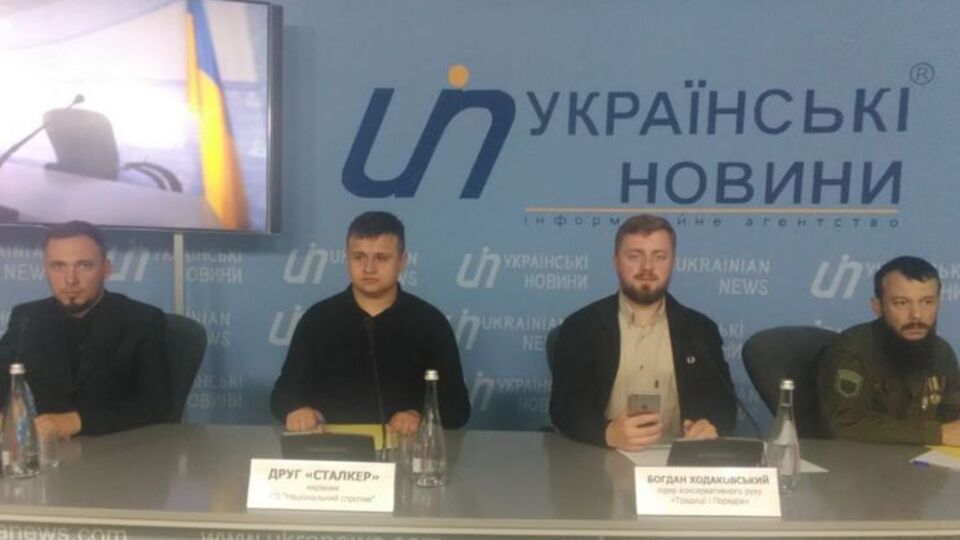 Активисты подчеркнули, что особенно это требование касается политиков и чиновников, у которых есть бизнес