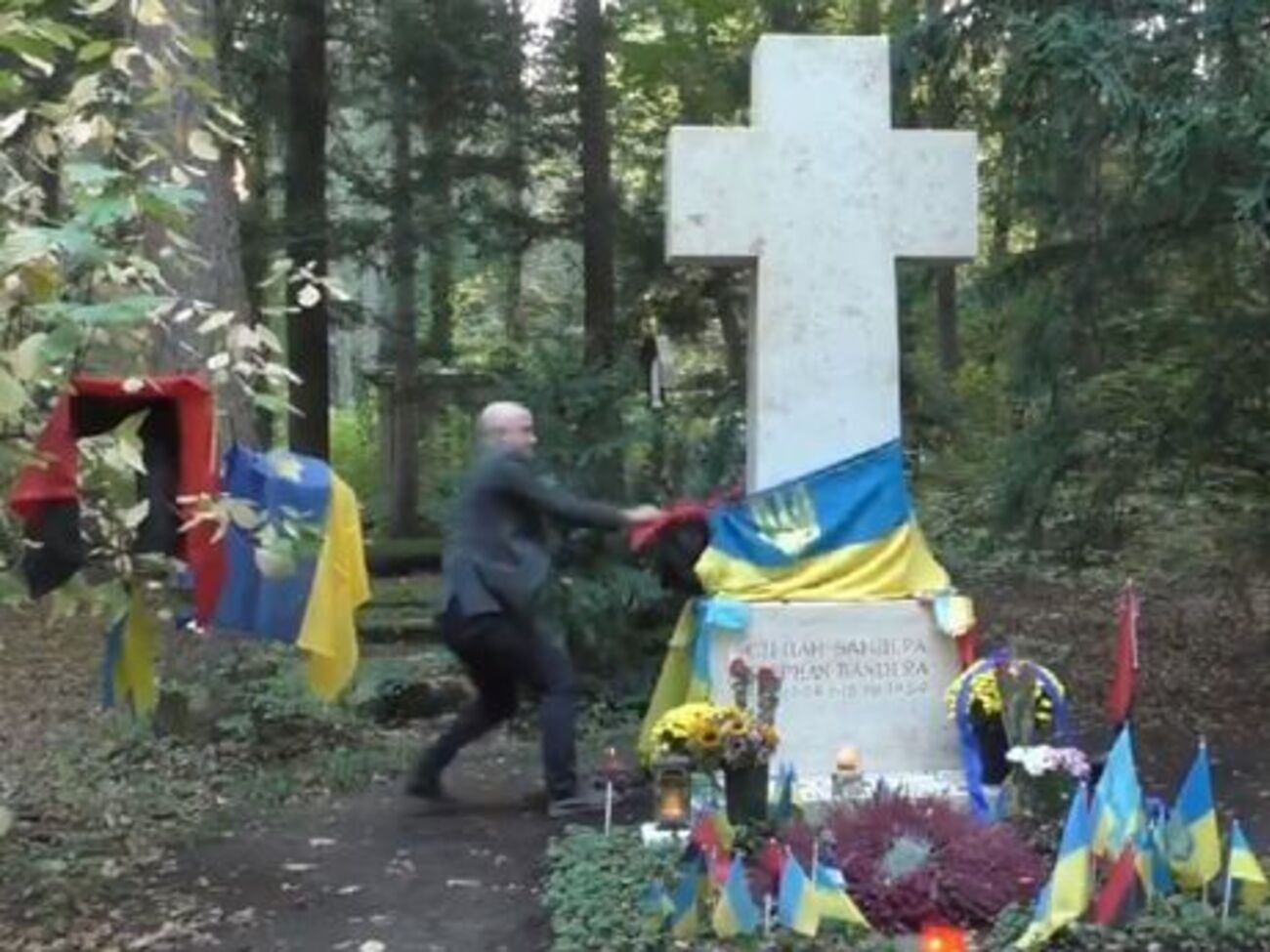 Філліпс зірвав із могили Бандери українські прапори