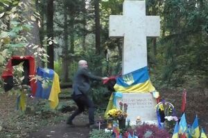 Филлипс сорвал с могилы Бандеры украинские флаги