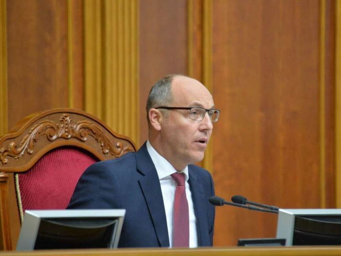 Парубий зачитал заявления Савки и Гулака о вхождении во фракции "Народного фронта" и Радикальной партии