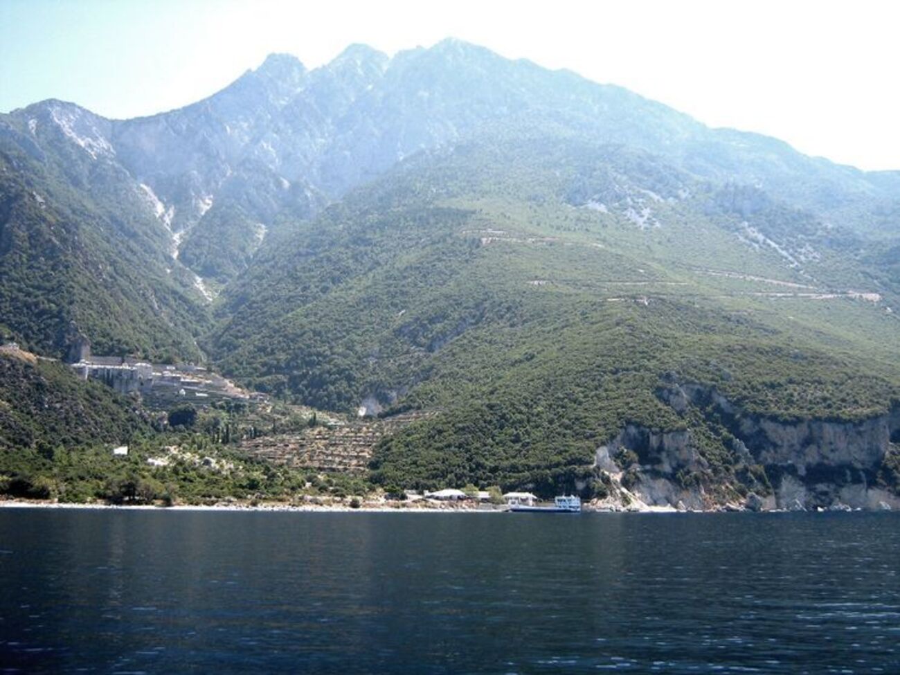 На Афоне находятся 20 православных монастырей