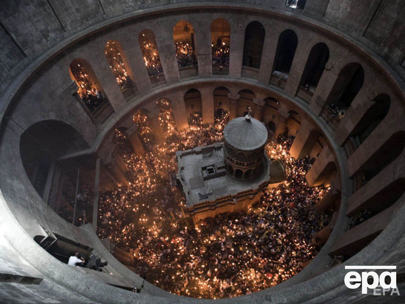 Благодатный огонь на Пасху приносят из Иерусалима от патриарха Иерусалимского