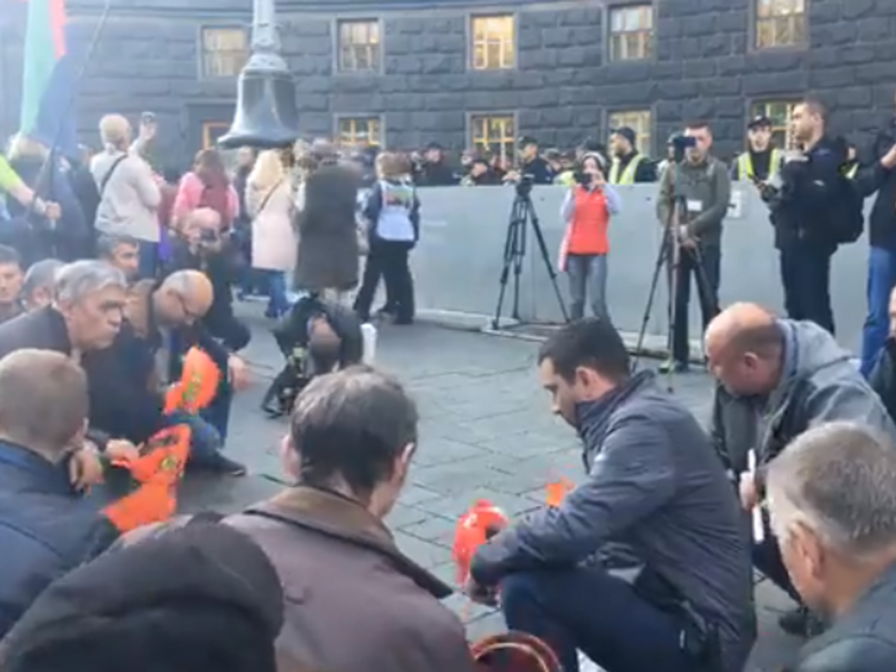 Протестующие требуют повышения зарплат и снижения тарифов