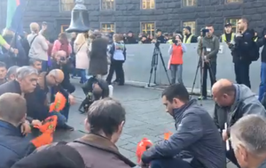Протестующие требуют повышения зарплат и снижения тарифов
