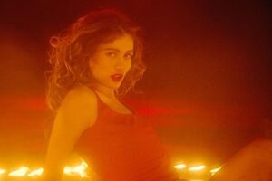 Луна оказалась в огненном круге