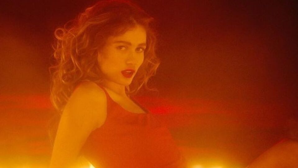 Луна оказалась в огненном круге