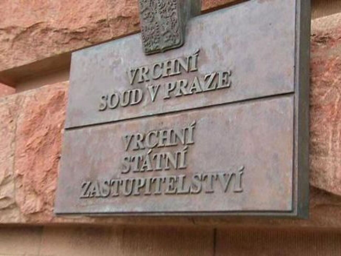 По данным прокуратуры Чехии, подозреваемые вывели из строя систему выдачи видов на жительство и заработали на этом миллионы долларов