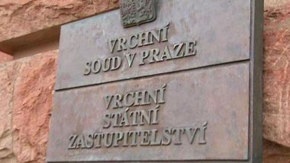 По данным прокуратуры Чехии, подозреваемые вывели из строя систему выдачи видов на жительство и заработали на этом миллионы долларов