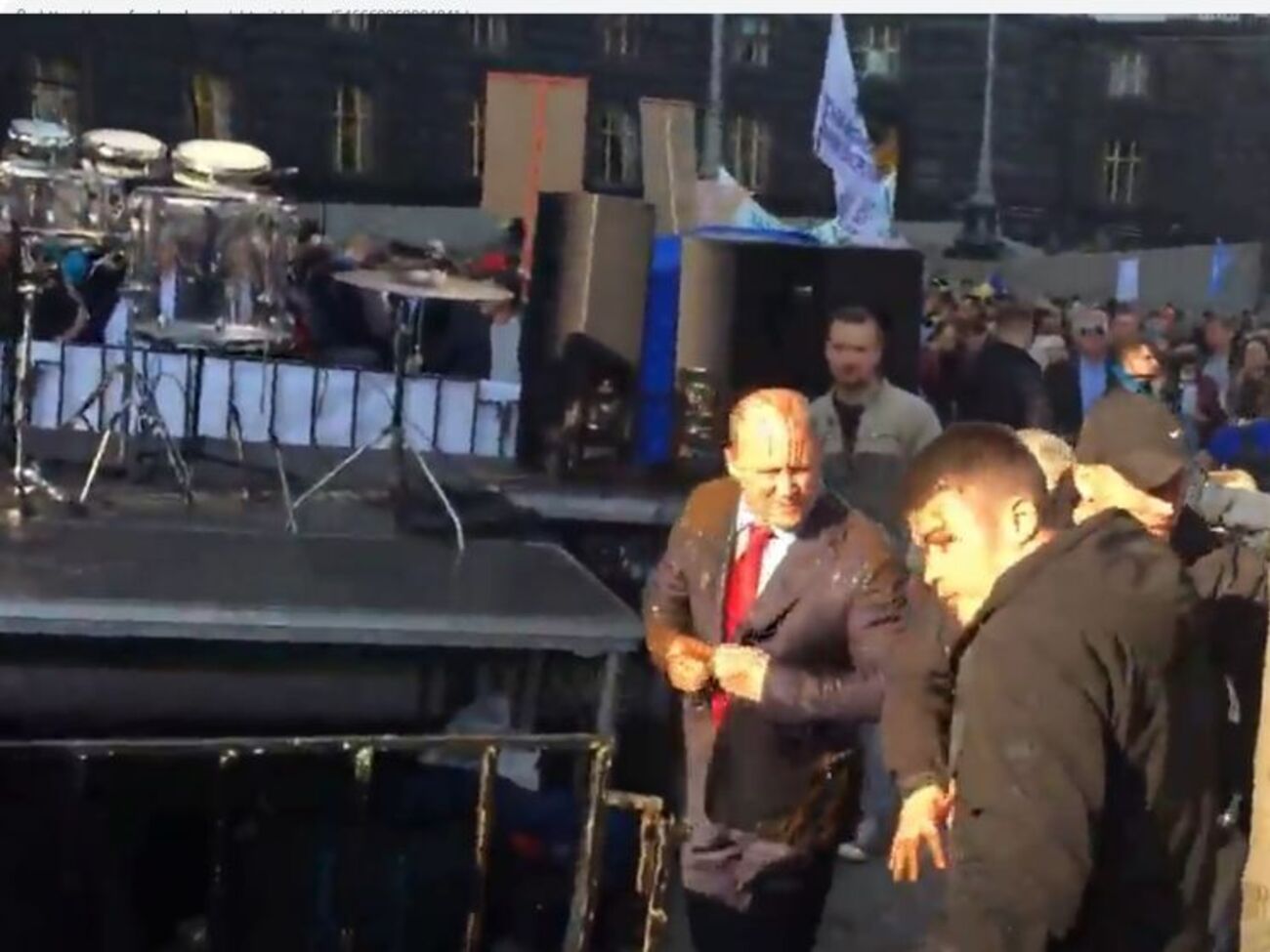 На Каплина вывернули два ведра с фекалиями