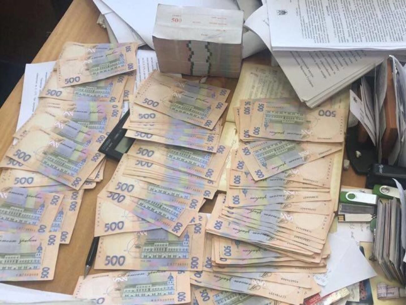 Першу частину хабара в розмірі 60 тис. грн чиновник отримав 16 жовтня