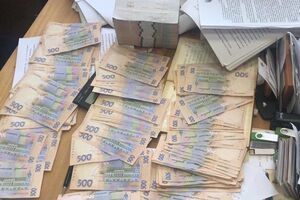 Першу частину хабара в розмірі 60 тис. грн чиновник отримав 16 жовтня