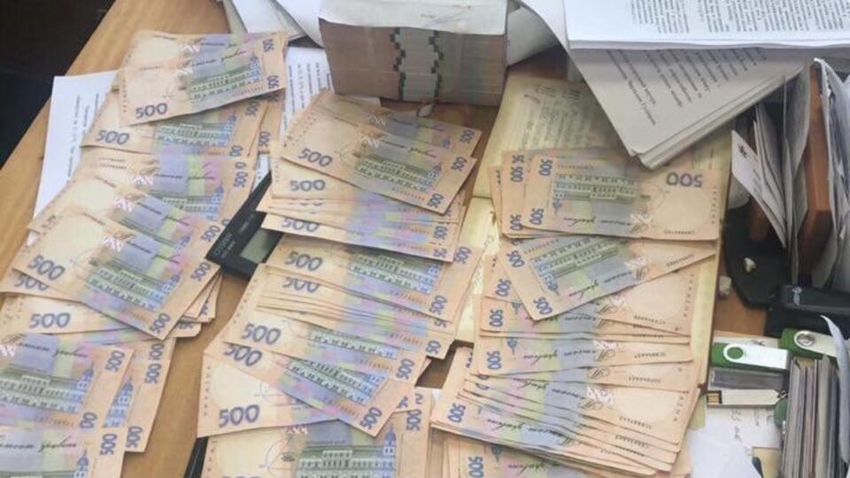 Первую часть взятки в размере 60 тыс. грн чиновник получил 16 октября