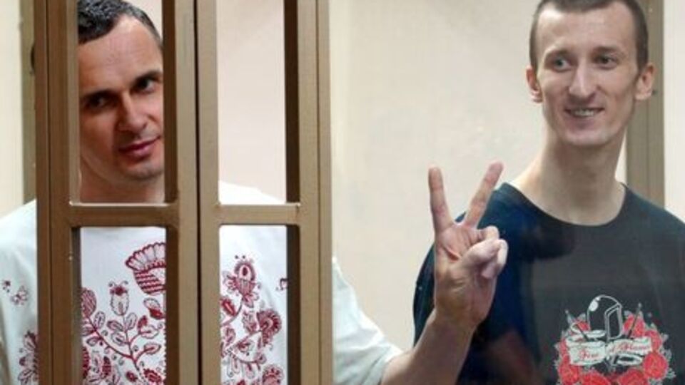В 2015 году Сенцов (слева) был приговорен к 20 годам лишения свободы, Кольченко – к 10