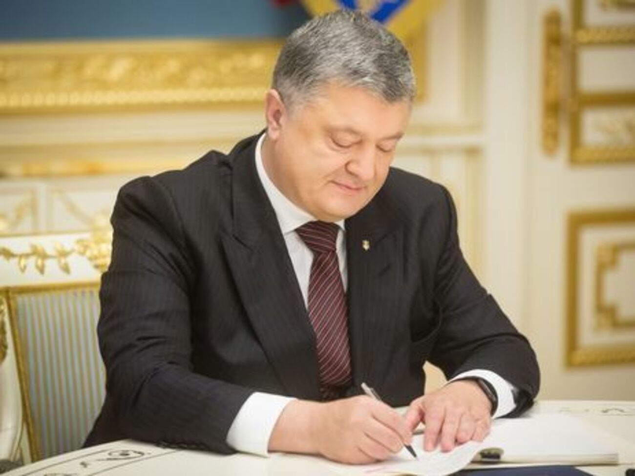 Порошенко ратифікував угоду про кредит для "Укрзалізниці"
