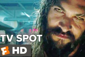 Момоа исполняет роль Аквамена