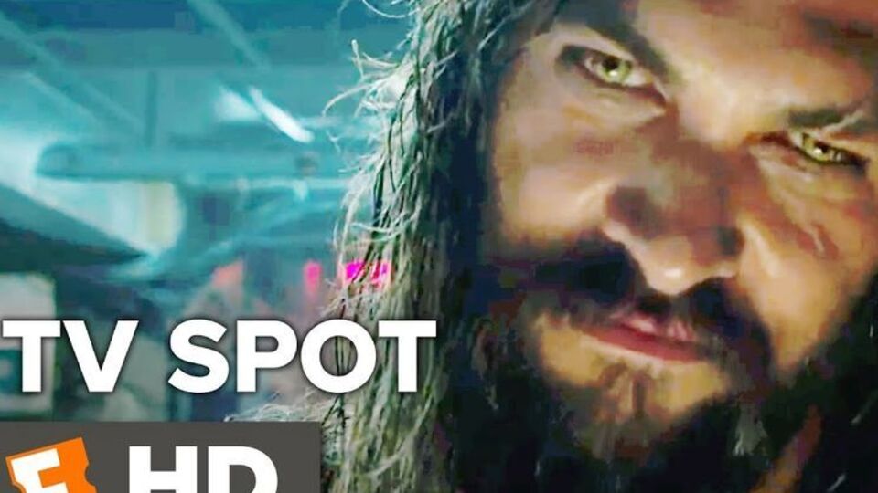 Момоа исполняет роль Аквамена