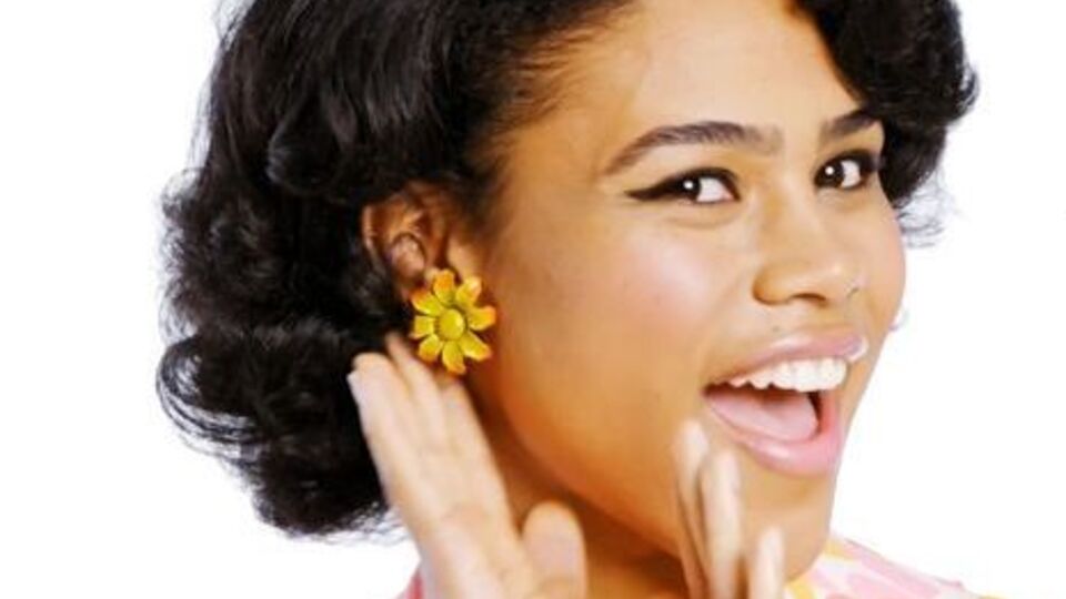 Модели показали характерные для каждого 10-летия формы серег