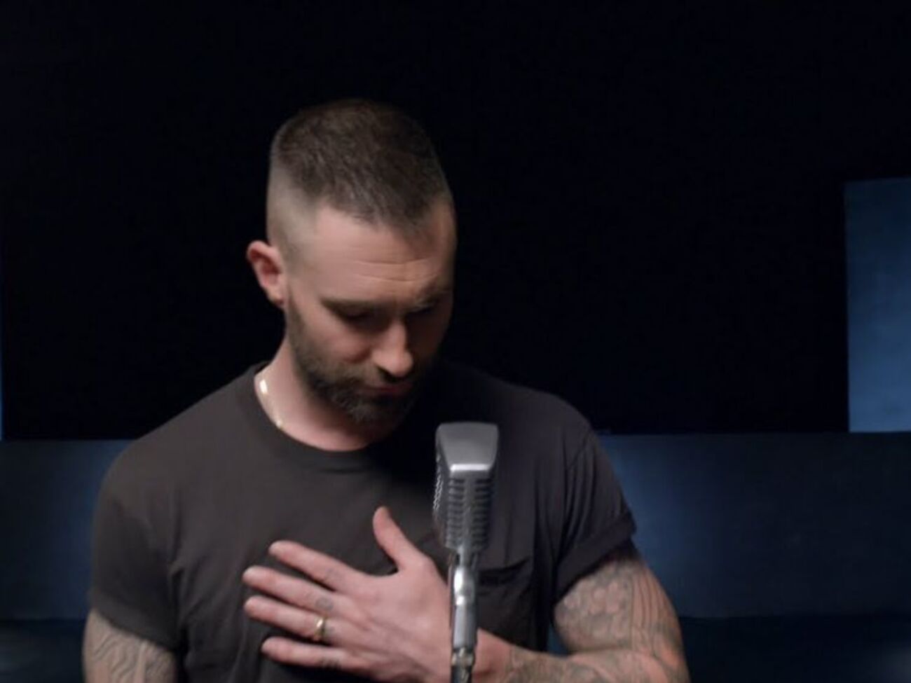 Фронтмен&nbsp;Maroon 5 лично снялся в ролике