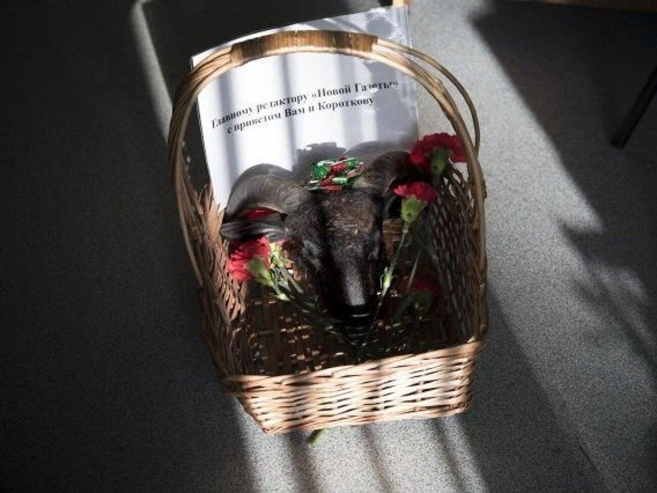 Корзину с головой барана принесли к зданию редакции