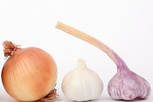 Супрун: Лук и чеснок может вызвать изжогу и раздражение слизистой
