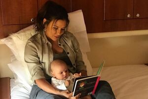 Лонгорія: Усе ще дивуюся, як моє тіло створило і живило цей маленький клубок любові!