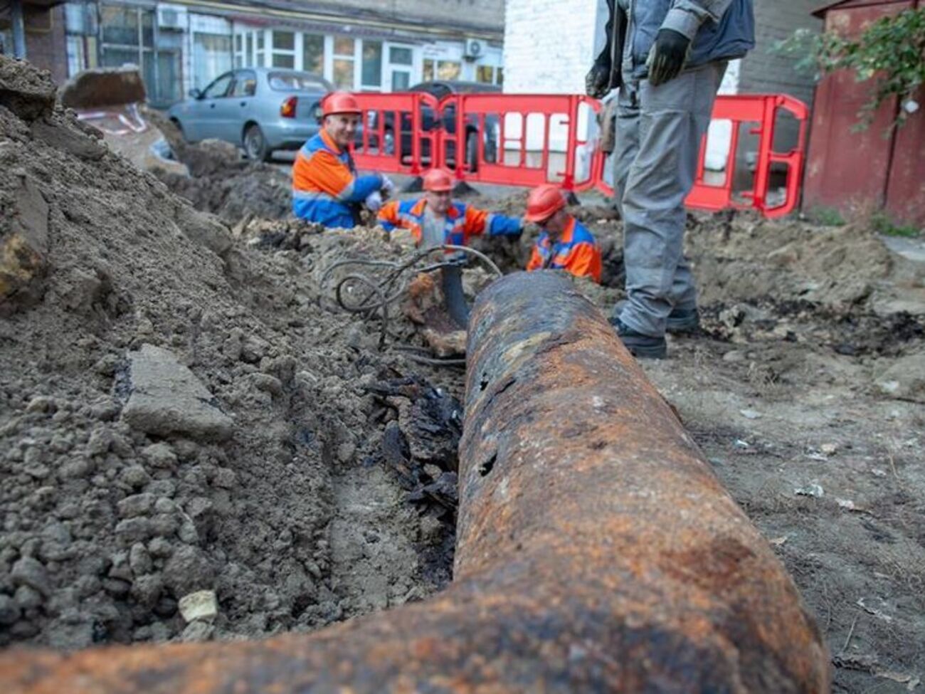По данным Петра Пантелеева, бригады "Киевтеплоэнерго" меняют поврежденные трубы круглосуточно