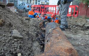 По данным Петра Пантелеева, бригады "Киевтеплоэнерго" меняют поврежденные трубы круглосуточно