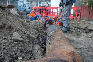 По данным Петра Пантелеева, бригады "Киевтеплоэнерго" меняют поврежденные трубы круглосуточно