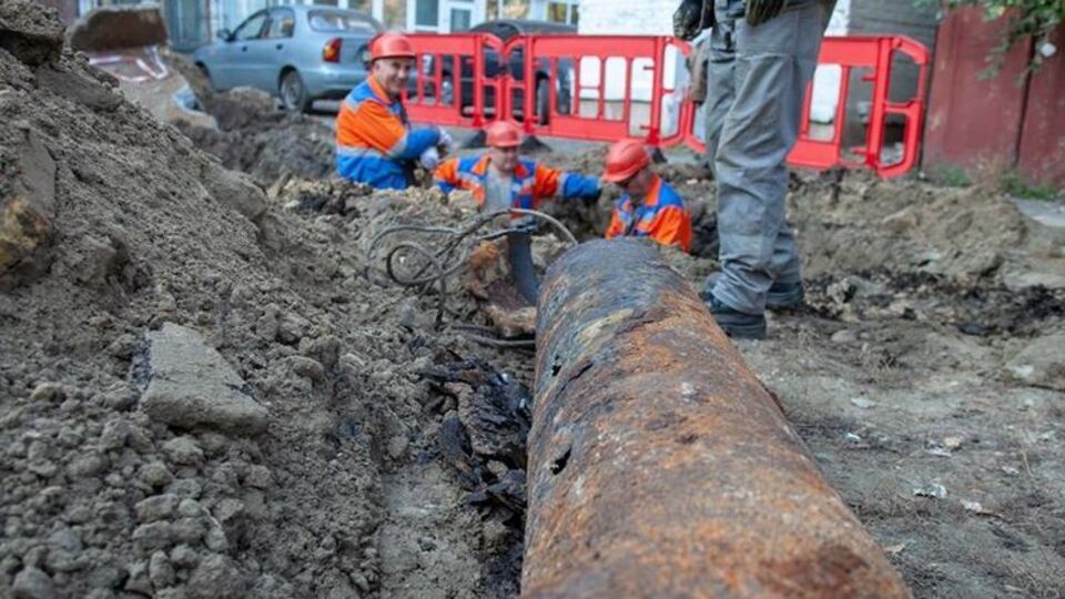 По данным Петра Пантелеева, бригады "Киевтеплоэнерго" меняют поврежденные трубы круглосуточно