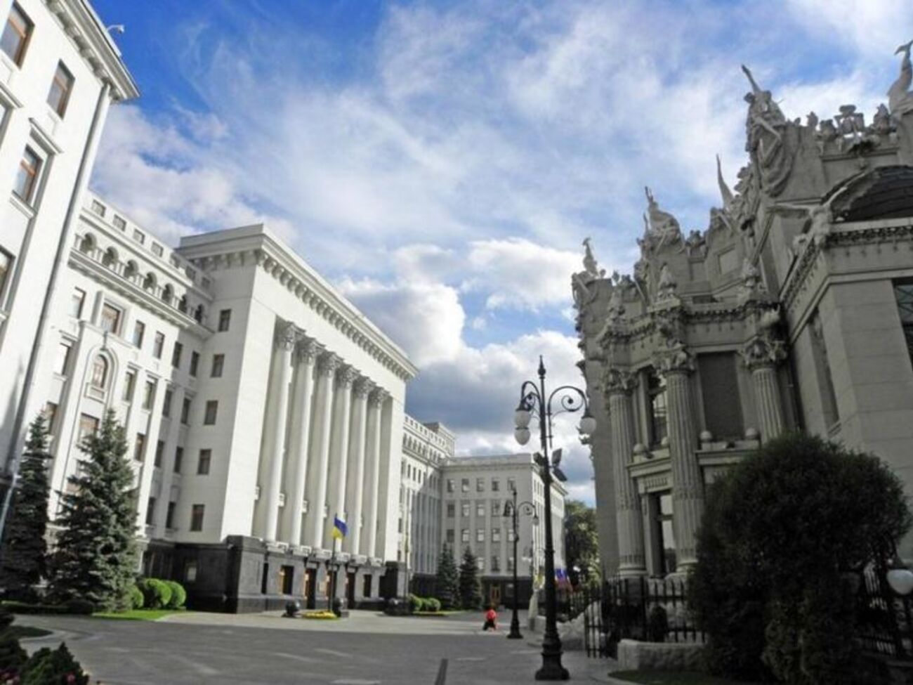 Адміністрація Президента України розташована у Києві на вулиці Банковій, 11