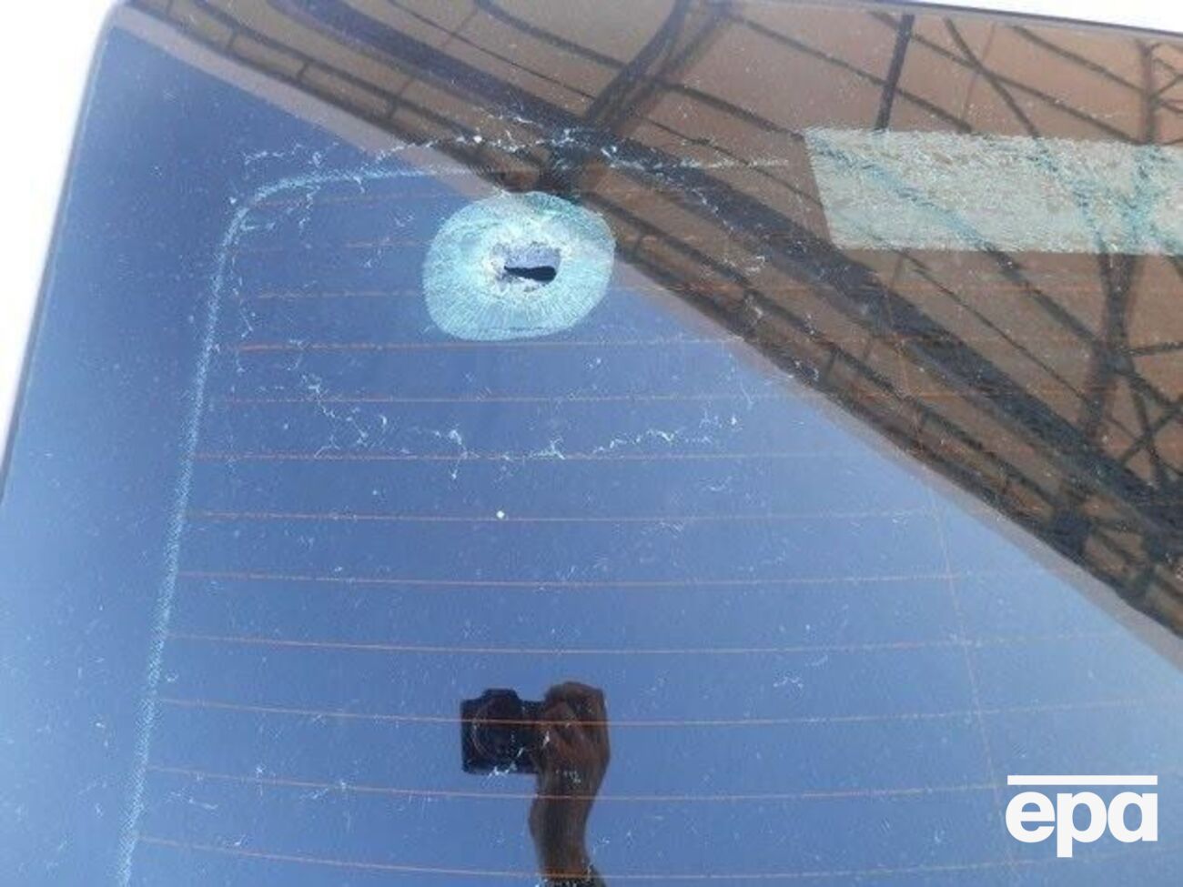 Пуля попала в стекло автомобиля
