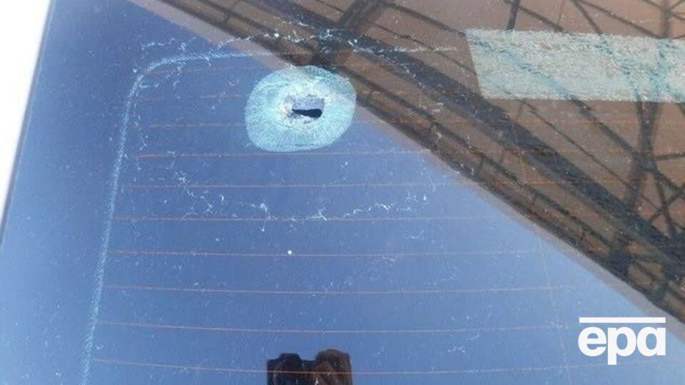 Куля влучила в скло автомобіля